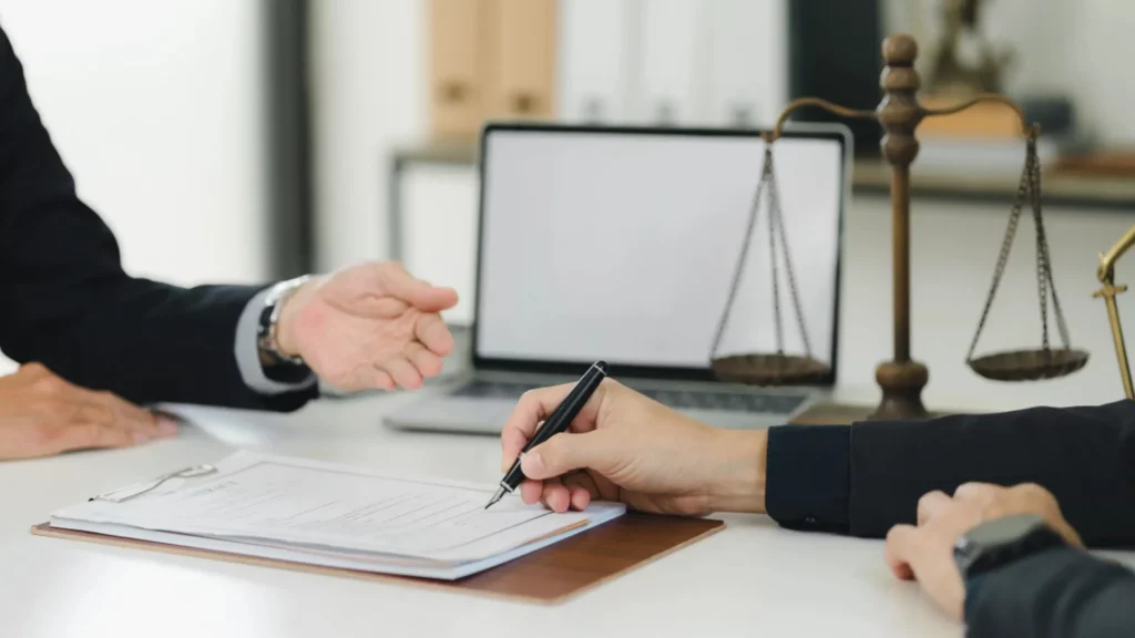 abogado explicando documentos a un cliente