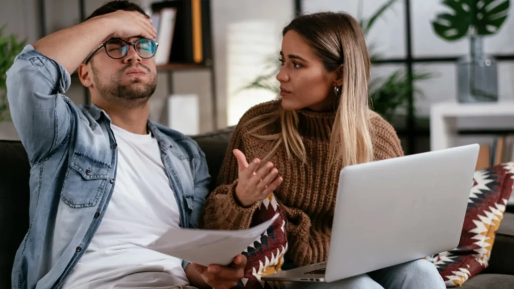 pareja preocupada por sus deudas