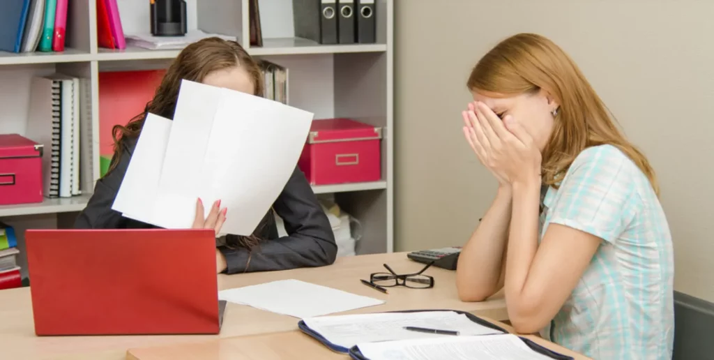 abogado analizando deudas con cliente