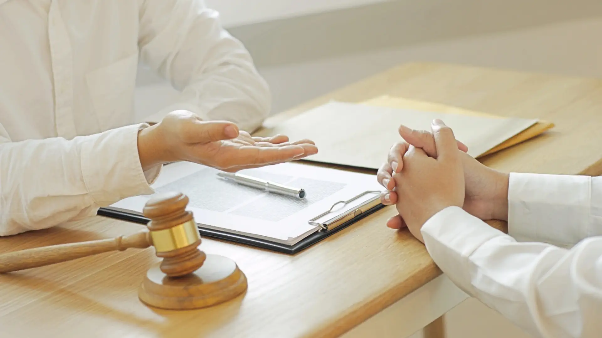 abogado explicando a cliente como funcionan los ficheros de morosos