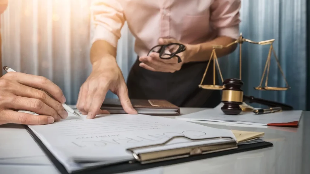 abogado segunda oportunidad explicando documentos de embargo de nomina