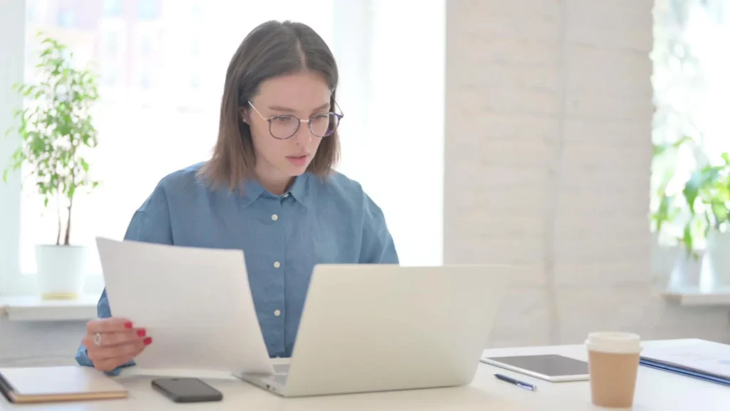 persona revisando deudas con bancos y tarjetas