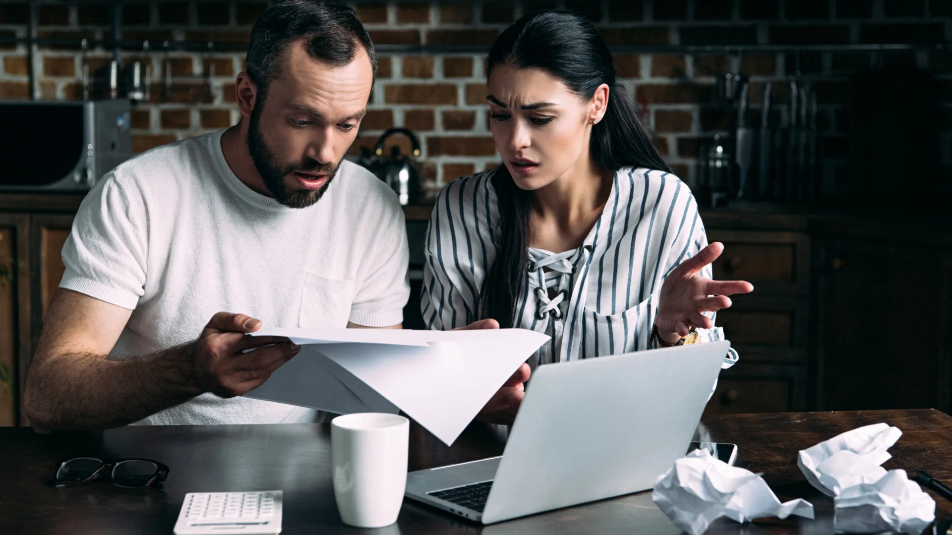 personas revisando cartas de hacienda y deudas de la seguridad social