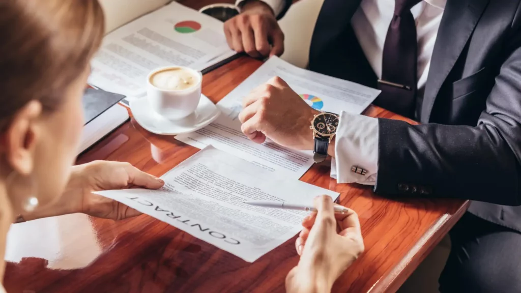 abogado y empresa redactando contrato mercantil