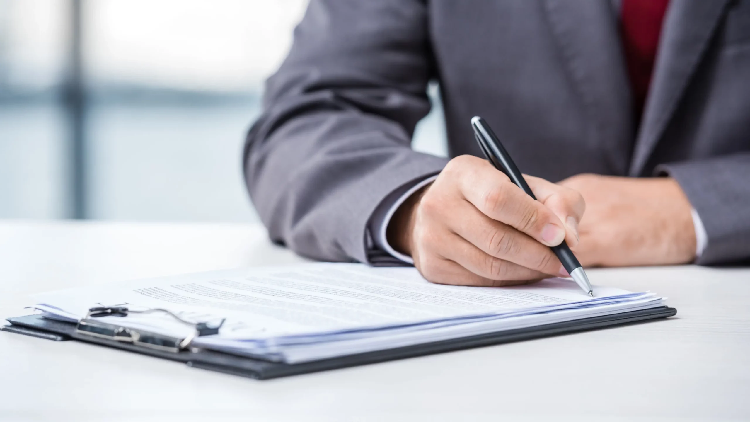 persona rellenando una solicitud para la administracion